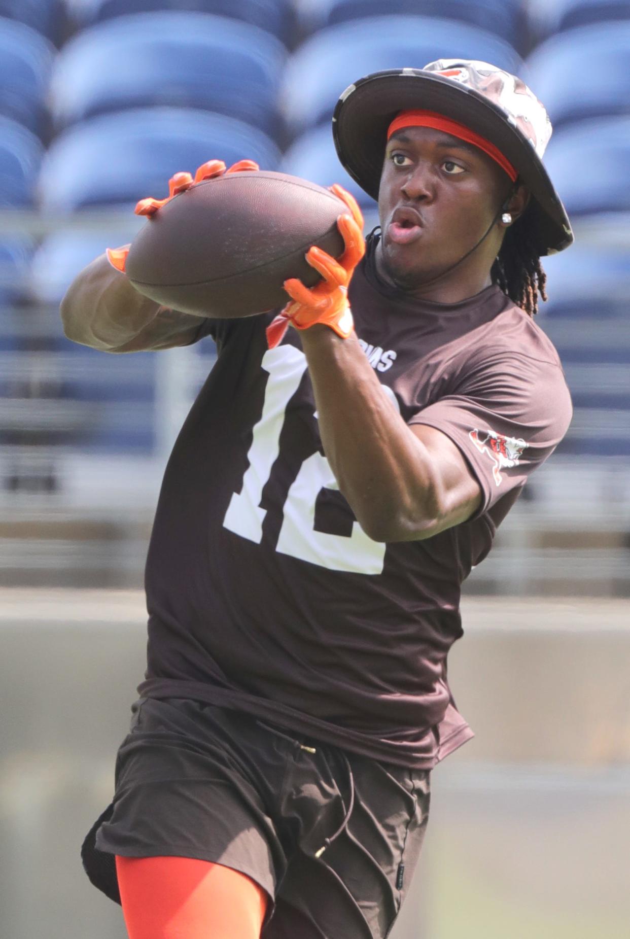 Cleveland Browns rookie receiver Michael Woods II catches a pass during minicamp at Tom Benson Hall of Fame Stadium in Canton, June 15, 2022.