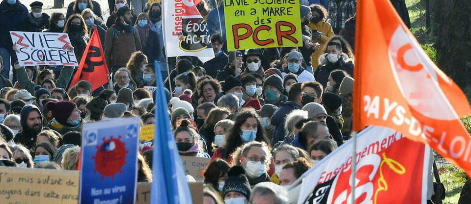 Jeudi dernier, exaspérés par la valse des protocoles sanitaires liés au Covid-19, les personnels de l'Éducation nationale s'étaient mis massivement en grève et avaient manifesté. Près de 78 000 personnes avaient défilé en France.
