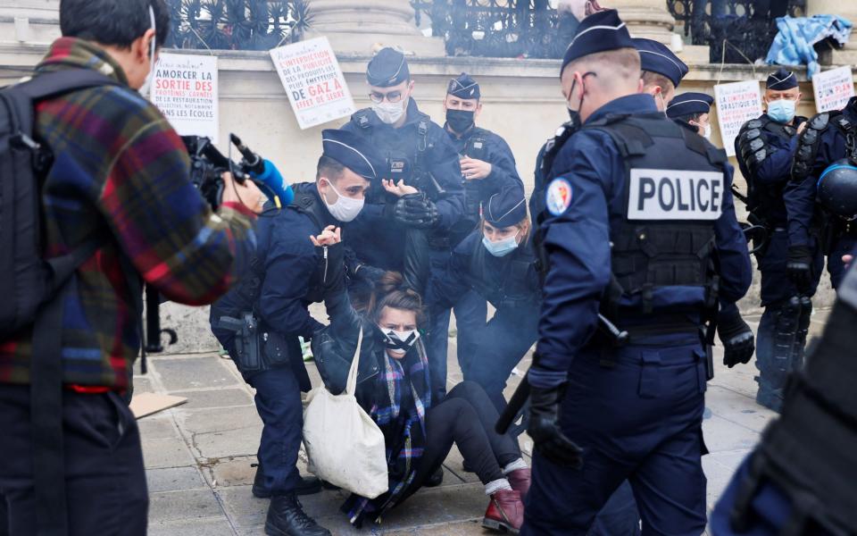 Policías antidisturbios franceses detienen a un manifestante - THOMAS SAMSON/AFP vía Getty Images