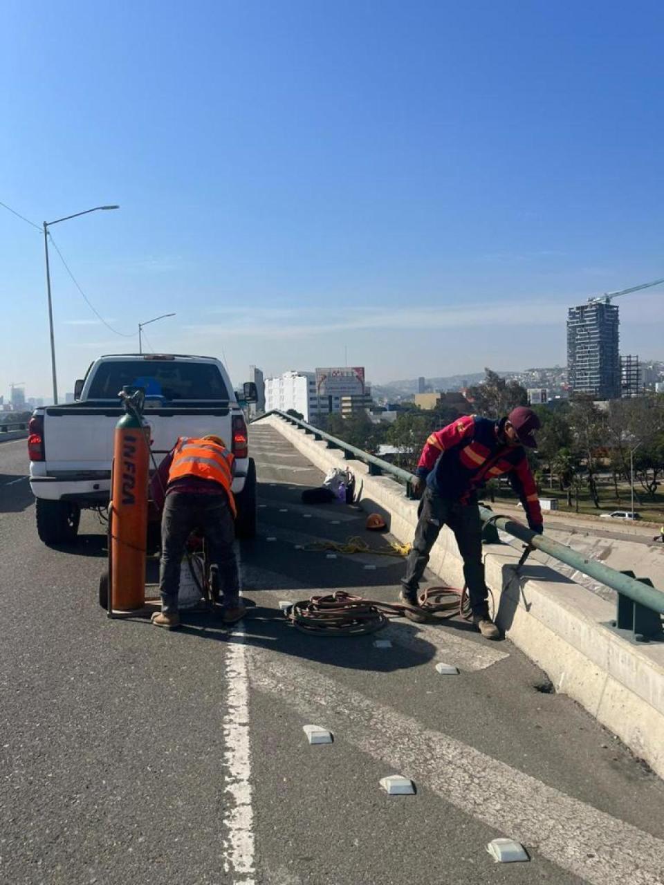 Personal del Ayuntamiento en trabajos preliminares de Puente El Chaparral. Cortesía: Ayuntamiento de Tijuana