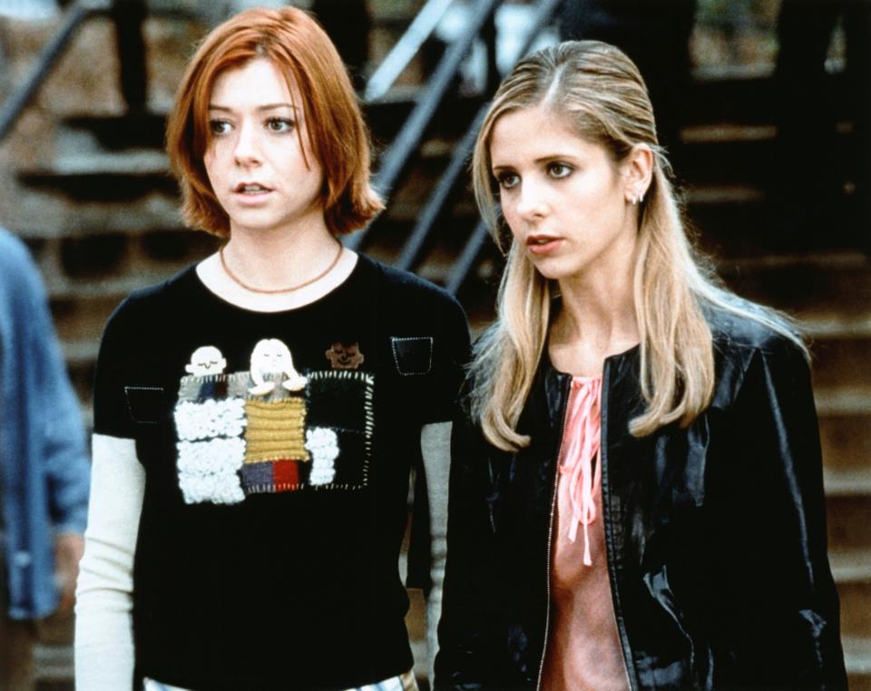 BUFFY THE VAMPIRE SLAYER, (from left): Alyson Hannigan, Sarah Michelle Gellar, 1997-03. TM and Copyright (c) 20th Century Fox Film Corp. All Rights Reserved. Courtesy: Everett Collection"