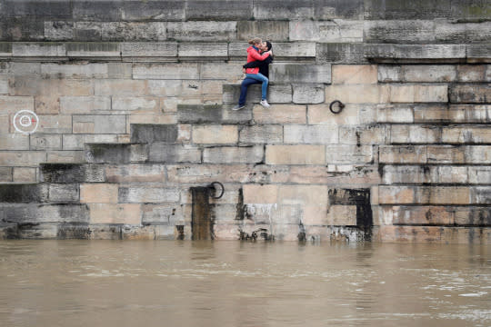 Thousands evacuated as floods batter Paris region