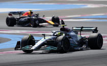 Lewis Hamilton al volante de un Mercedes es perseguido por el Red Bull de Sergio Pérez en el Gran Premio de Francia, en Le Castellet, el domingo 24 de julio de 2022. (AP Foto/Manu Fernández)