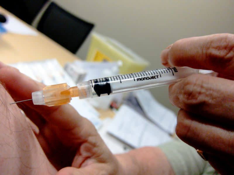 Administrando la vacuna contra la gripe estacional. (Imagen CC vista en Wikimedia Commons).