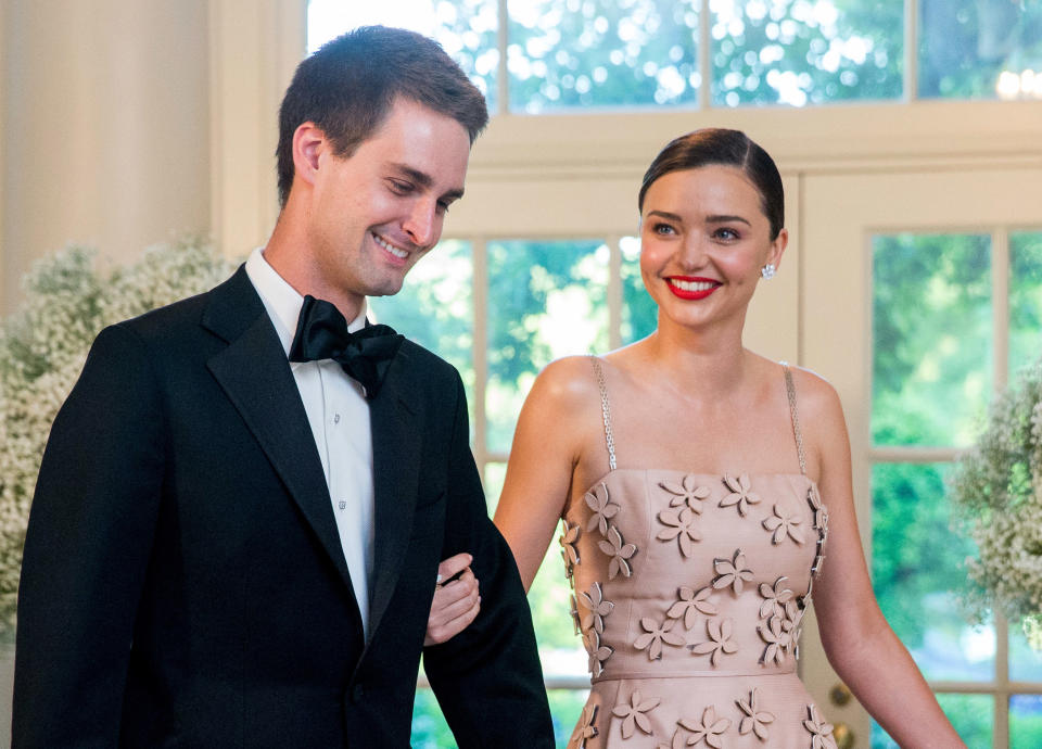 ARCHIVO - La modelo Miranda Kerr, derecha, y su novio el director general de Snapchat Evan Spiegel, llegan a una cena de Estado de líderes nórdicos en el Casa Blanca en Washington en una fotografía del 13 de mayo de 2016. Kerr anunció en su cuenta de Instagram el miércoles 20 de julio de 2016, que está comprometida con Spiegel. Este será el segundo matrimonio para Kerr, quien antes estuvo casada con Orlando Bloom. Juntos tienne un hijo de 5 años llamado Flynn. Spiegel, de 26 años, nunca ha estado casado antes. (Foto AP/Andrew Harnik, archivo)