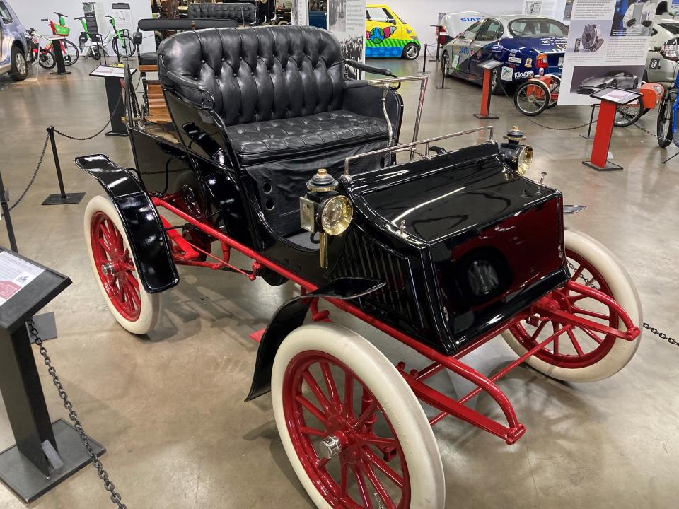 This 1905 Studebaker Electric Roadster lost out to gas-powered autos during the early 1900s.