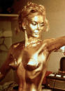 Bikini trifft es in diesem Fall nicht so ganz. Die goldenen Busen-Häubchen schmücken Shirley Eaton in „James Bond 007 - Goldfinger“ (Regie: Guy Hamilton, 1964) aber trotzdem wunderbar.