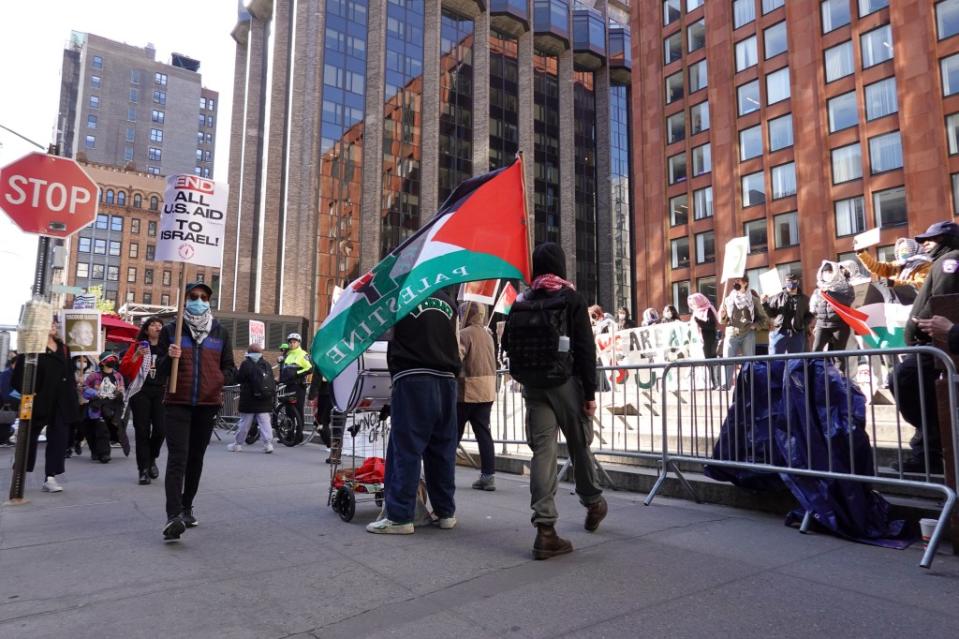 The demonstrators were waving Palestinian flags and signs calling on the US to end aid to Israel. LP Media