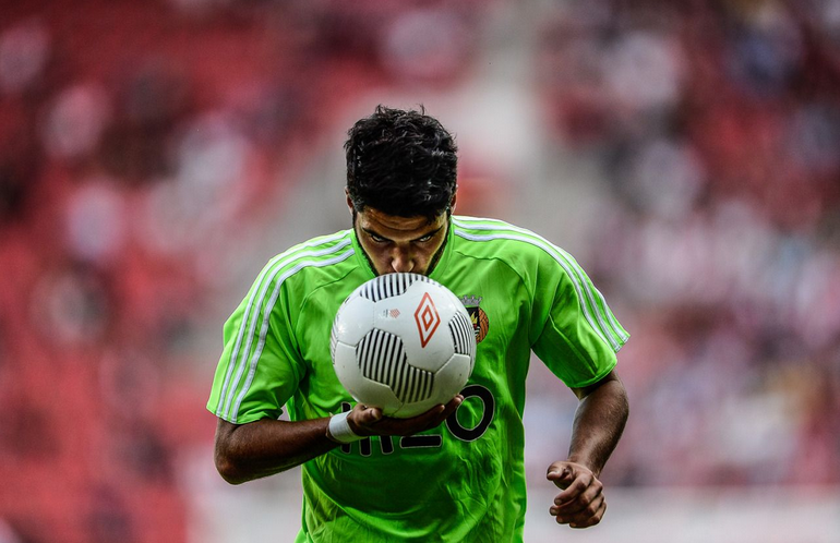 Beim Drittrundenspiel der Europa League zwischen dem portugiesischen Verein Rio Ave FC und Slavia Prag küsst Joao Pedro Barradas den Ball. Gebracht hat es nichts: Die Partie endete torlos. (Bild: FILIP SINGER/EPA)