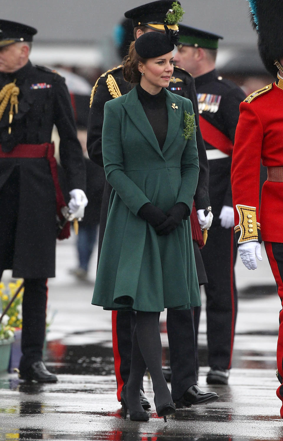 <p>La futura reina estaba embarazada de su primer hijo, el príncipe George, cuando la vimos con el vestido de Emilia Wickstead en color <a href="https://es.vida-estilo.yahoo.com/cuando-kate-middleton-vestido-verde-consigue-reinar-080026466.html" data-ylk="slk:verde;elm:context_link;itc:0;sec:content-canvas;outcm:mb_qualified_link;_E:mb_qualified_link;ct:story;" class="link  yahoo-link">verde</a>. Escogió este atuendo para el desfile del Día de San Patricio y demostró que las prendas que luce normalmente se pueden adaptar a la moda premamá. (Foto: Danny Martindale / Getty Images)</p> 