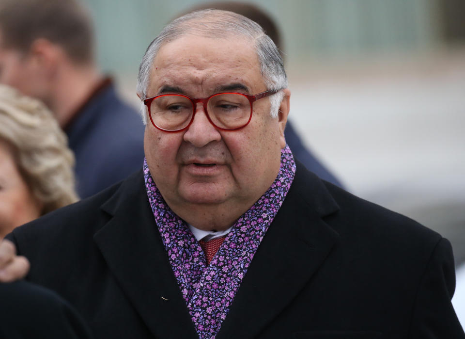 <p>En el puesto 99 de la lista de Forbes con un patrimonio de 16,4 mil millones de euros está Alisher Usmanov, que posee una importante participación en el gigante del hierro y el acero Metalloinvest. También ha invertido en compañías de medios de comunicación, minería o tecnología, como Facebook o Xiaomi. Fue igualmente uno de los dueños del Arsenal. (Foto: Mikhail Svetlov / Getty Images).</p> 