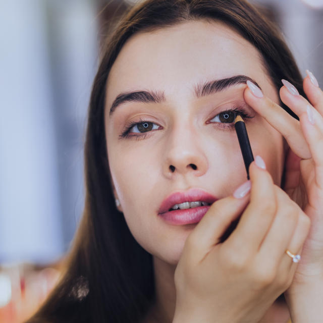 A Makeup Artist Tells Us How To De-Puff Under Eyes Instantly - SHEfinds