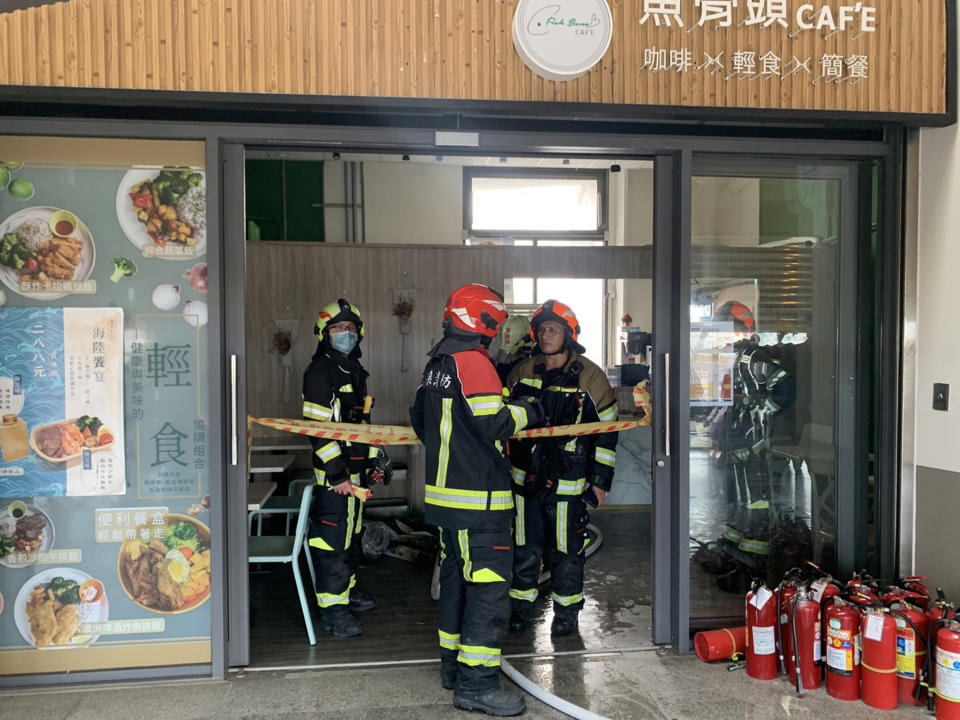 花蓮火車站2樓一家輕食簡餐店，15日下午1時許突冒濃煙，花蓮縣消防隊獲報到場迅速控制火勢，無人傷亡，詳細原因仍待調查。中央社