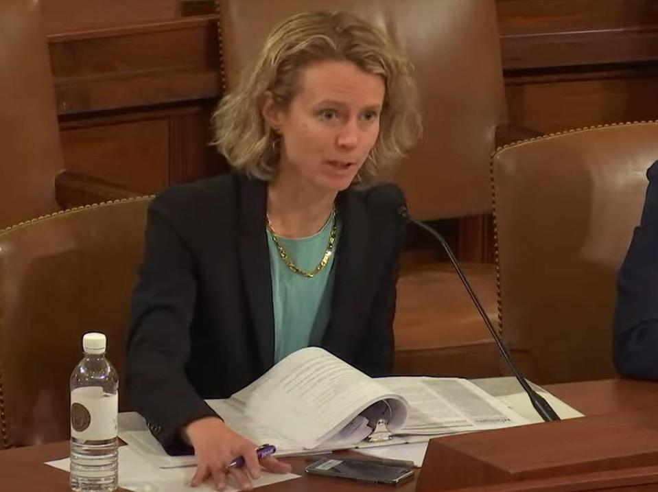 Jessica Lucas Judy, directora de asuntos estratégicos de la Oficina de Rendición de Cuentas del Gobierno de Estados Unidos, testifica en abril de 2023 ante el Subcomité de Supervisión de Medios y Arbitrios de la Cámara de Representantes sobre los hospitales exentos de impuestos y las normas de beneficio comunitario.