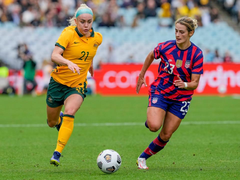 Emily Fox (right) defends Australia's Ellie Carpenter.