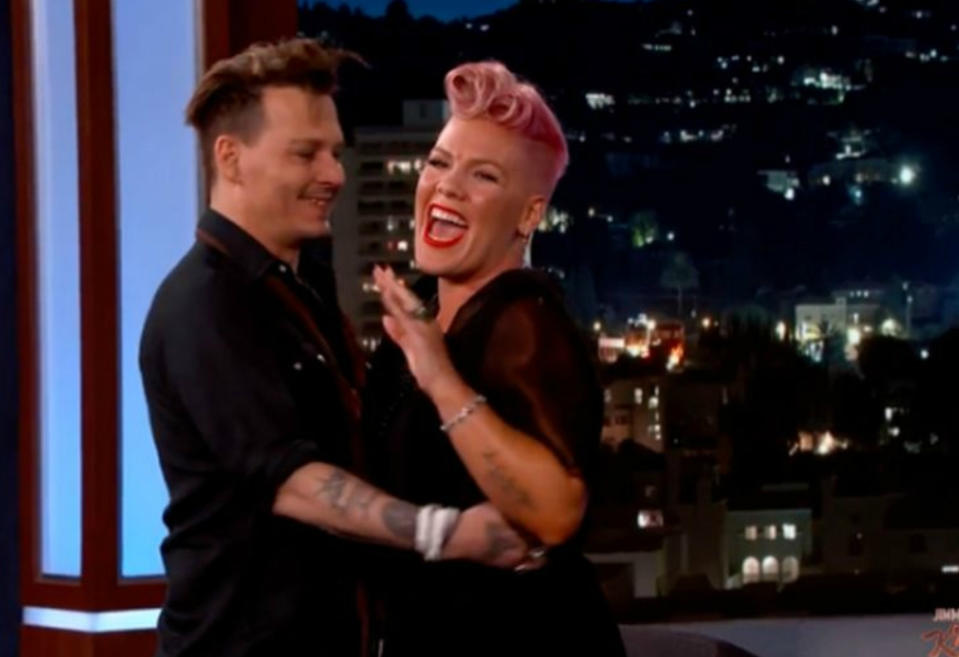 <p>En una entrevista con Jimmy Kimmel, Pink confesó que la primera vez que vio a Johnny Depp no se pudo acercar a él de la emoción. De repente, el presentador pidió al actor que entrara y esta vez la cantante no pudo contenerse. (Foto: ABC). </p>