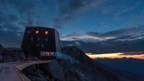 Este edificio es Sasso Nero (Roca Negra), un espectacular refugio de montaña que se encuentra situado en mitad de los Alpes italianos. (Foto: <a href="http://www.schwarzensteinhuette.com/de/" rel="nofollow noopener" target="_blank" data-ylk="slk:Schwarzensteinhuette;elm:context_link;itc:0;sec:content-canvas" class="link ">Schwarzensteinhuette</a>).