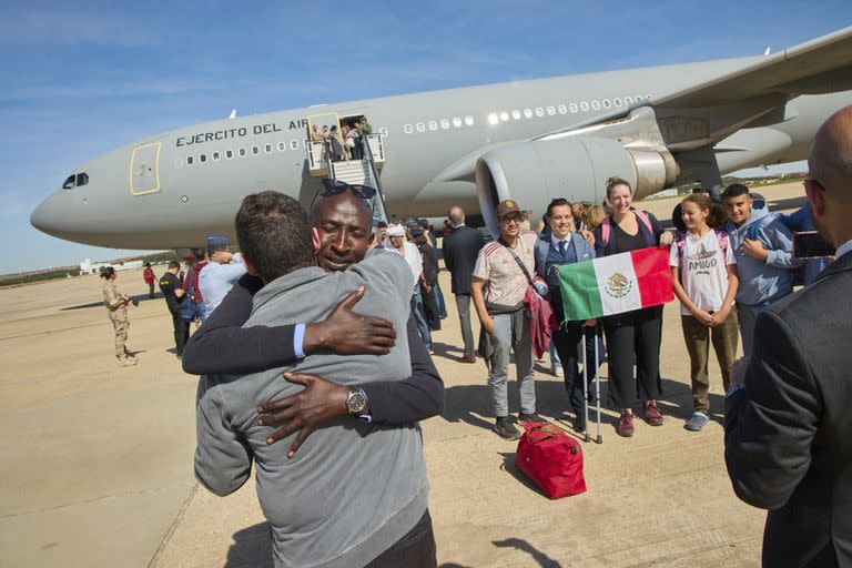 En esta foto facilitada por el Ministerio de Defensa español pasajeros de Sudán desembarcan de un avión de la Fuerza Aérea Española en la Base Aérea de Torrejón en Madrid, el lunes 24 de abril de 2023.