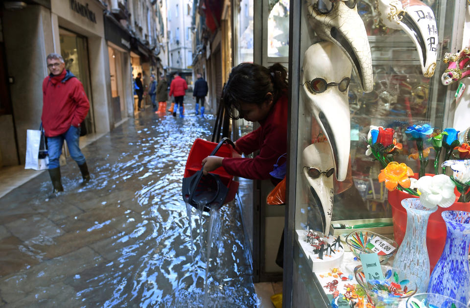 Dopo un solo giorno di tregua, Venezia è di nuovo in ginocchio. La marea è cresciuta velocemente, più del previsto. I forti venti hanno peggiorato una situazione già drammatica. Allagato il 70% del centro storico. I mezzi di trasporto pubblici sono stati sospesi e le scuole chiuse per il terzo giorno. (REUTERS/Flavio Lo Scalzo)