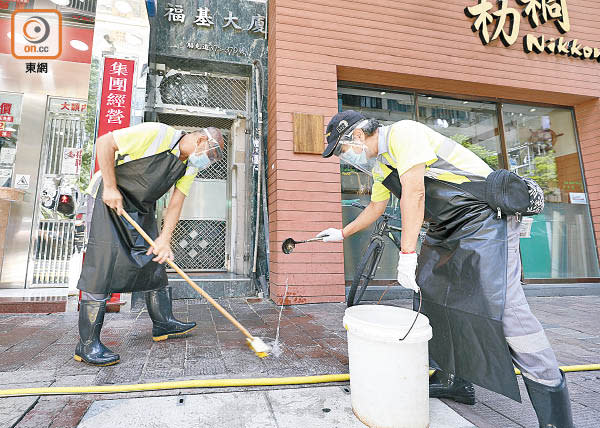 灣仔：灣仔健樂護理有限公司宿舍外有食環署承辦商到場清潔。（黃偉邦攝）