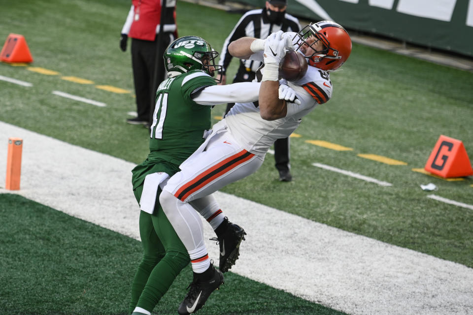 New York Jets' Matthias Farley (41) defends against Cleveland Browns' Austin Hooper (81) during the second half of an NFL football game Sunday, Dec. 27, 2020, in East Rutherford, N.J. (AP Photo/Corey Sipkin)