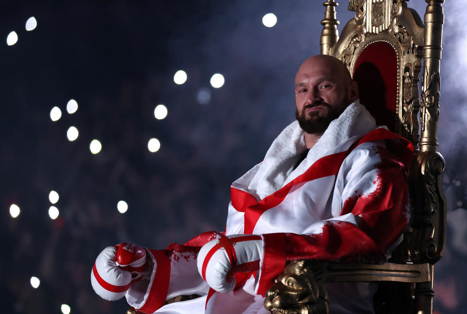 Tyson Fury auf einem Thron vor seinem Kampf gegen Dillian Whyte im Wembley Stadium in London. 