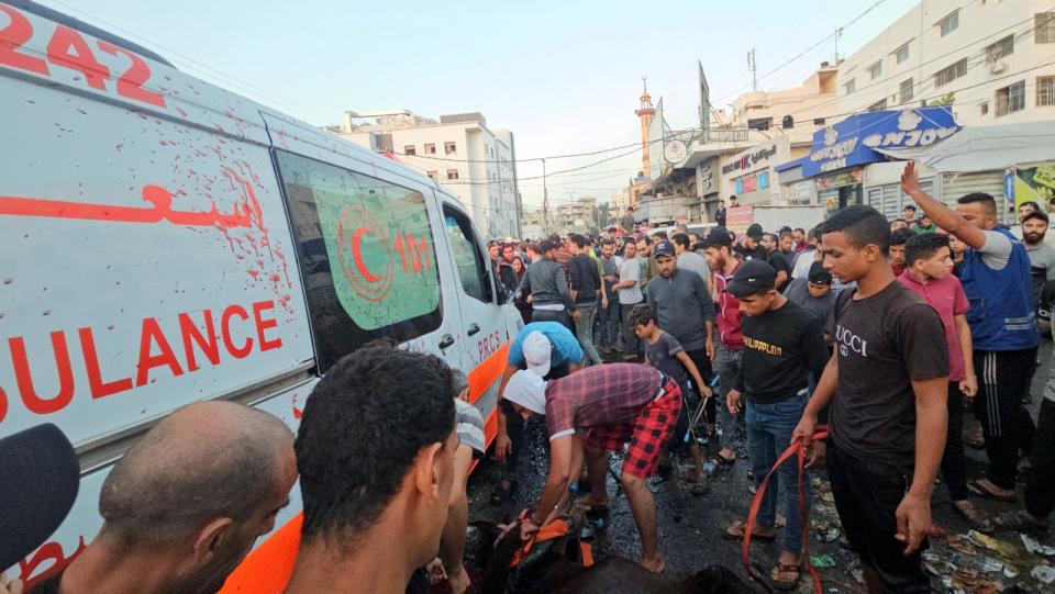 加薩走廊一輛救護車遭以色列軍方空襲擊中，多人死傷。路透社