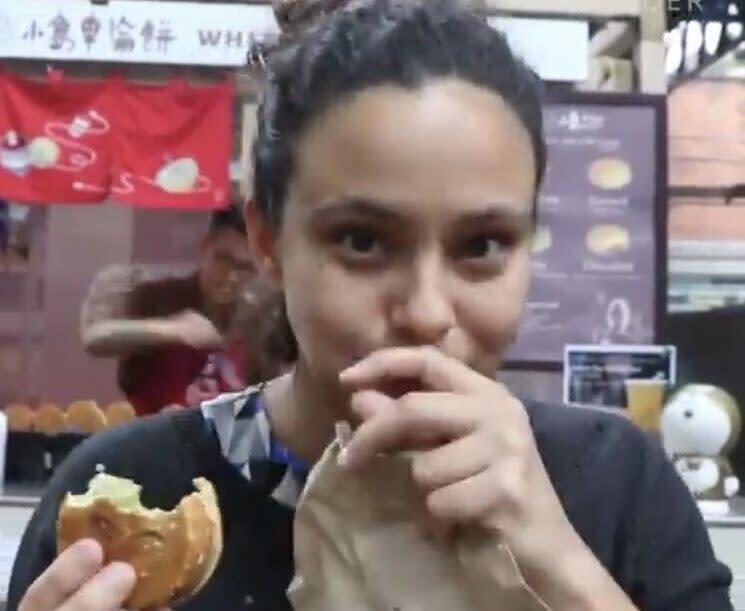 <p>Food Insider特派記者試吃車輪餅 | The reporter of Food Insider tried a Taiwanese wheelcake. (Screenshot from the video)</p>
