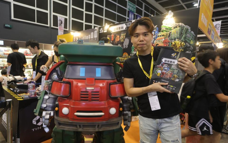 港產玩具公司微影與本地插畫師合作，推出「香港重機」系列，將交通工具設計成機械人，是今屆動漫節的重點產品。