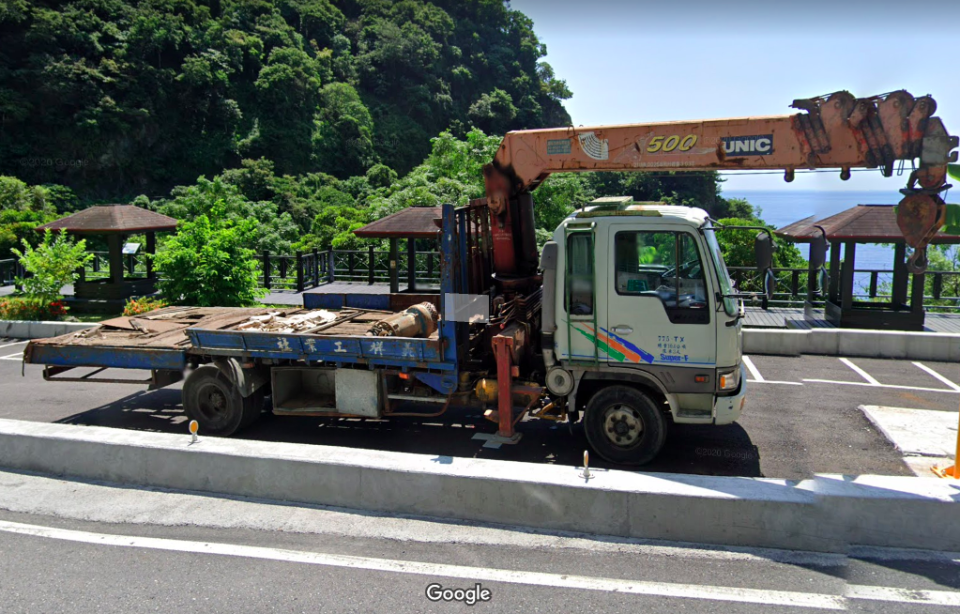 網友在Google地圖的街景服務找到工程車的原貌。   圖：翻攝自Google地圖