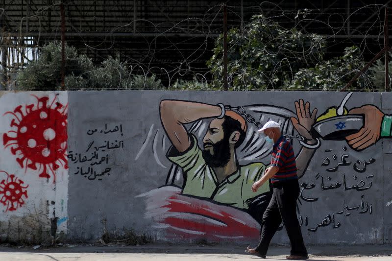 Mural depicting hunger-striking Palestinian prisoner Maher Al-Akhras