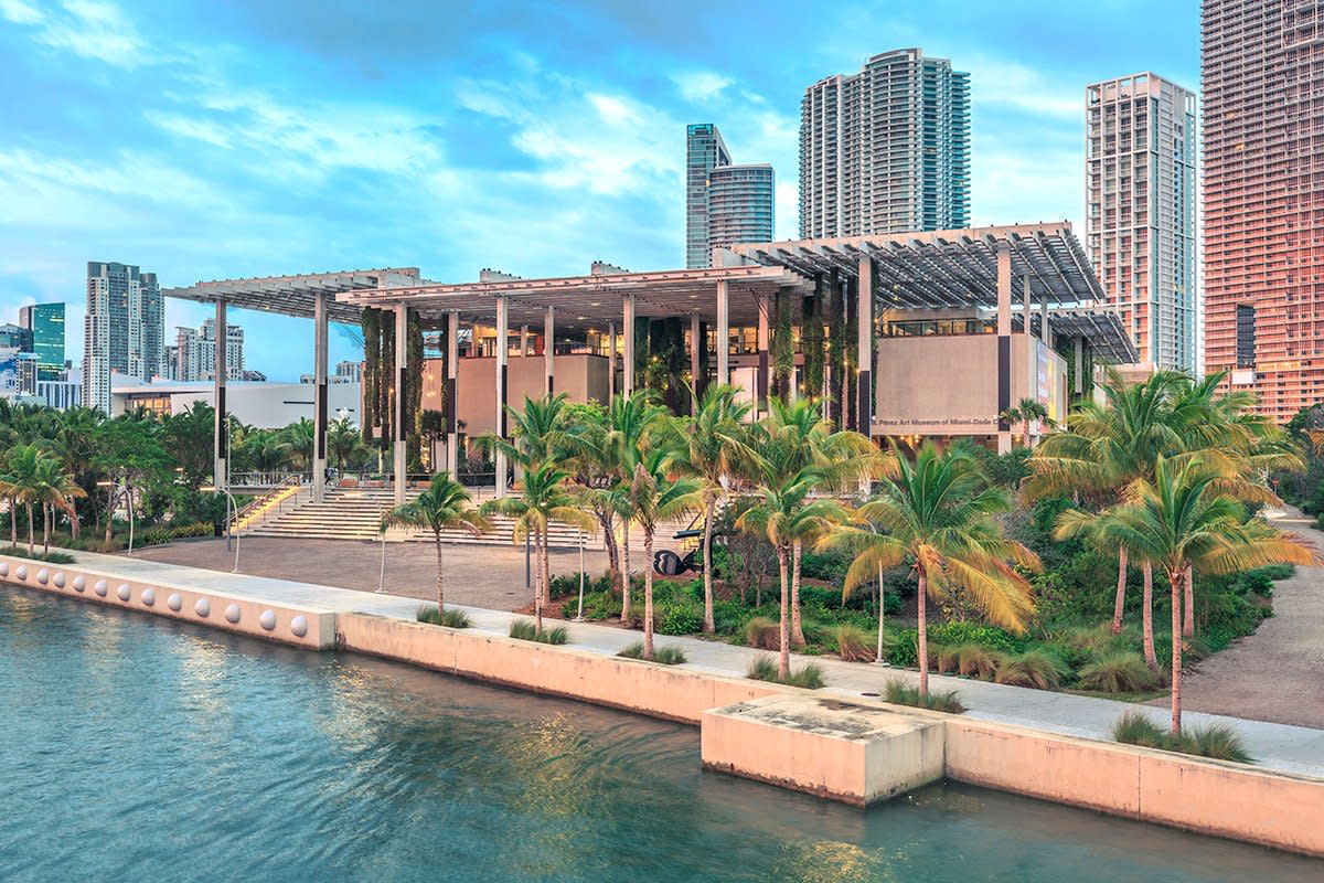  Pérez Art Museum Miami (PAMM) at dawn, seen from Biscayne Bay.