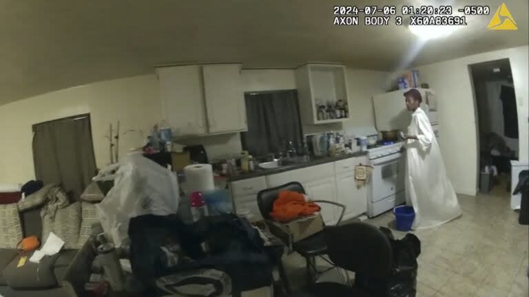 En esta imagen tomada del vídeo de la cámara corporal publicado por la Policía Estatal de Illinois el lunes 22 de julio de 2024, Sonya Massey, que llamó al 911 para pedir ayuda, se encuentra cerca de la estufa de su cocina antes de recibir un disparo en la cara en su casa por el ex ayudante del sheriff del condado de Sangamon, Sean Grayson, en Springfield, Illinois, el 6 de julio de 2024. (Policía del Estado de Illinois vía AP)