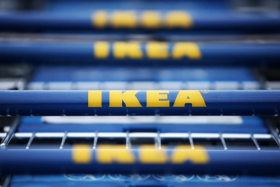Das erste Mal wurden in der Umfrage von OC&C auch Möbelhäuser berücksichtigt. Das schwedische Einrichtungshaus Ikea katapultierte sich prompt auf Platz drei der beliebtesten Händler Deutschlands und macht sich der Bronzemedaille verdient. Besonders positiv: das gute Preis-Leistungs-Verhältnis und der fachkundige Service.