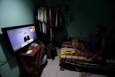 A man watch Thailand Prime Minister Prayuth Chan-ocha during his weekly TV broadcast in Bangkok, Thailand, May 19, 2017. Picture taken May 19, 2017. REUTERS/Chaiwat Subprasom