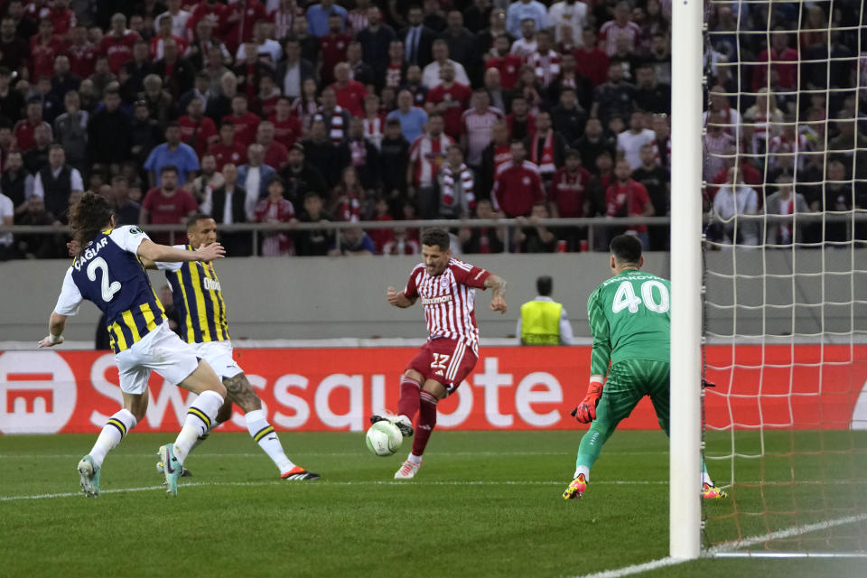 Olympiacos' Stevan Jovetic, center, scores the second goal against Fenerbahce during the Europa Conference League quarter final first leg soccer match between Olympiacos and Fenerbahce at the Georgios Karaiskakis stadium, Piraeus port near Athens, Greece, Thursday, April 11, 2024. (AP Photo/Thanassis Stavrakis)