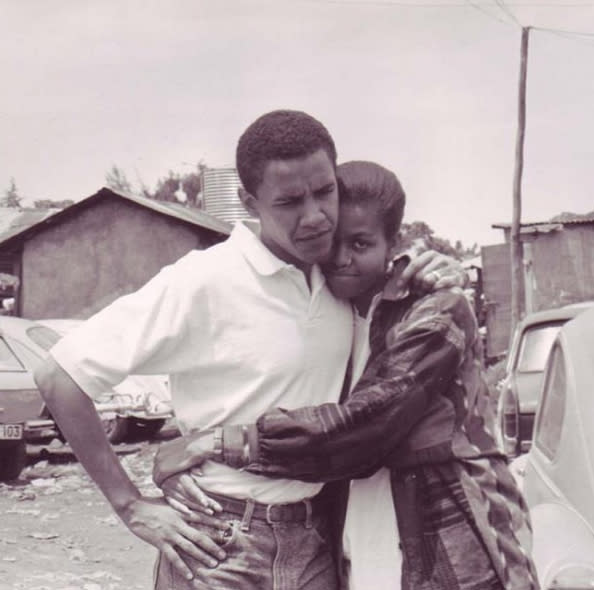 <p>Quelques mois avant leur mariage, en 1992, les fiancés se rendent au Kenya, le pays d’origine du père de Barack Obama. Michelle est présentée à la famille paternelle de son futur époux.</p><br>