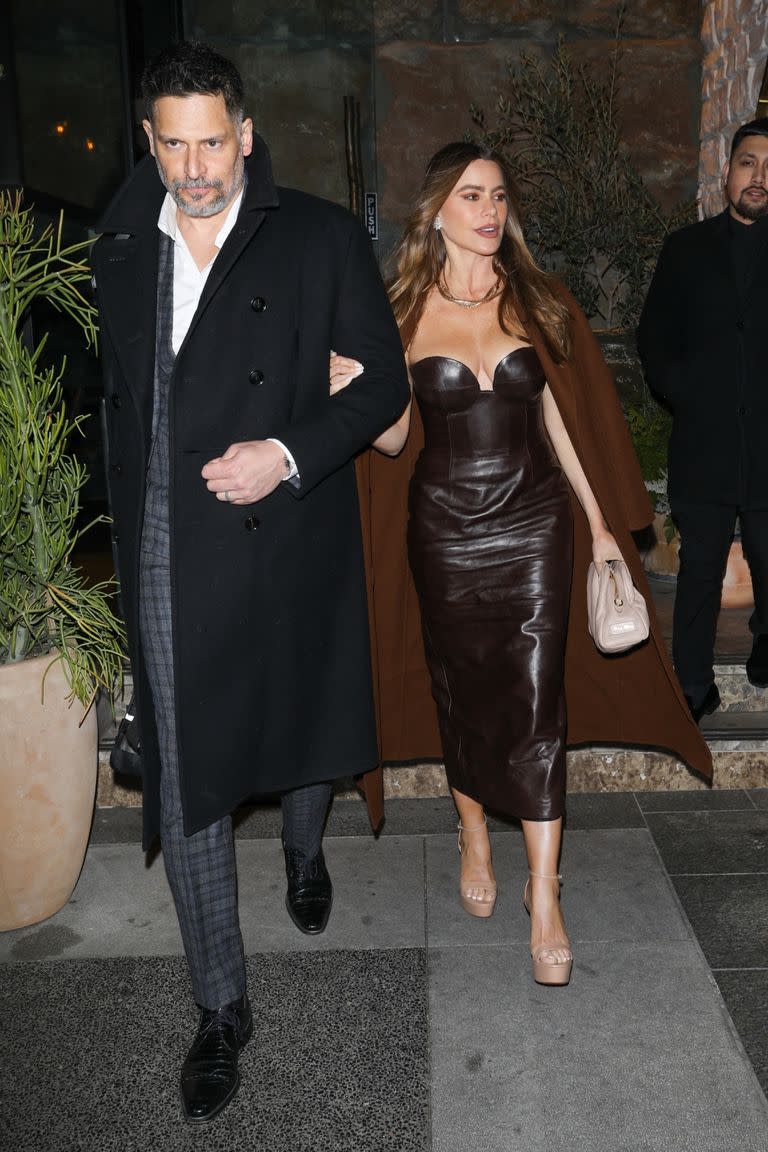 Súper elegantes, Sofia Vergara y su marido, Joe Manganiello, también celebraron el Día de los Enamorados comiendo rico. La glamorosa pareja cenó en Avra; uno de los resto más exclusivos de Beverly Hills. Al llegar al lugar, la actriz arrasó con las miradas con un vestido de cuero negro con escote corazón. 