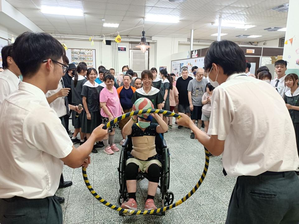 遊戲進球了，學生們更不吝高聲歡呼鼓勵，院生們紛紛笑開懷。