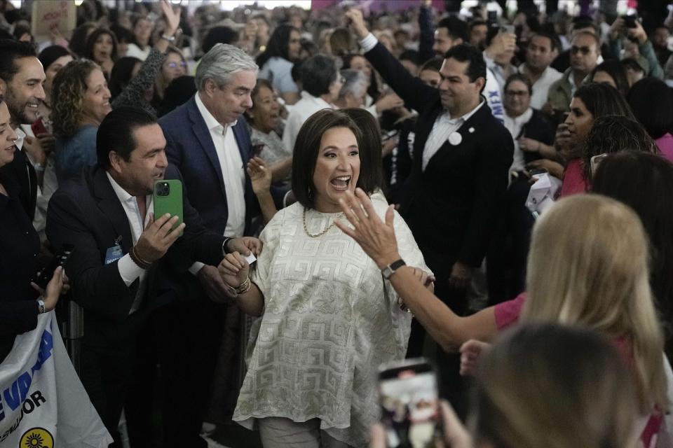 ARCHIVO - La candidata presidencial de oposición, Xóchitl Gálvez, saluda a sus partidarios en un mitin de campaña en Huixquilucan, México, el 11 de abril de 2024. (AP Foto/Marco Ugarte, Archivo)
