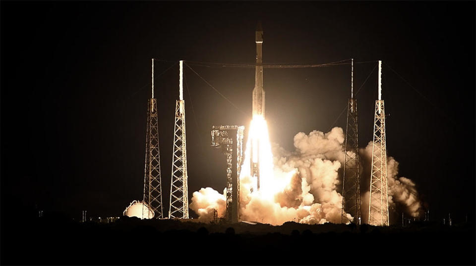 A United Launch Alliance Atlas 5 rocket blasts off carrying the sixth and final Space Based Infrared System missile early warning satellite. / Credit: William Harwood/CBS News