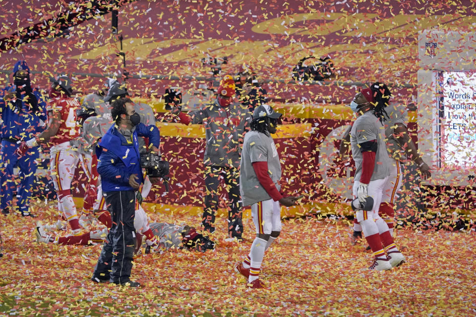 Los jugadores de los Chiefs de Kansas City celebran con confeti tras vencer a los Bills de Buffalo en el partido por el campeonato de la Conferencia Americana, el domingo 24 de enero de 2021. Los Chiefs repiten en el Super Bowl. (AP Foto/Jeff Roberson)