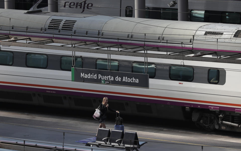 Este 2020 llega con subidas en Renfe. Los AVE y Larga Distancia se encarecen un 1,10% y los Cercanías y Media Distancia un 1%. Los Avant también incrementarán su precio un 1,2%. A partir del mes de abril, la compañía lanzará AVLO, sus nuevos trenes low cost (AP Photo/Manu Fernandez)