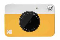 <p>La Kodak Printomatic è la macchina fotografica istantanea che racchiude tutti i processi fotografici in un solo gesto. Basta schiacciare il pulsante per scattare e, una volta deciso di tenere lo scatto, l’immagine verrà stampata, pronta per essere incorniciata o attaccata al frigorifero. Prezzo: 99,99 euro su kodak.com </p>