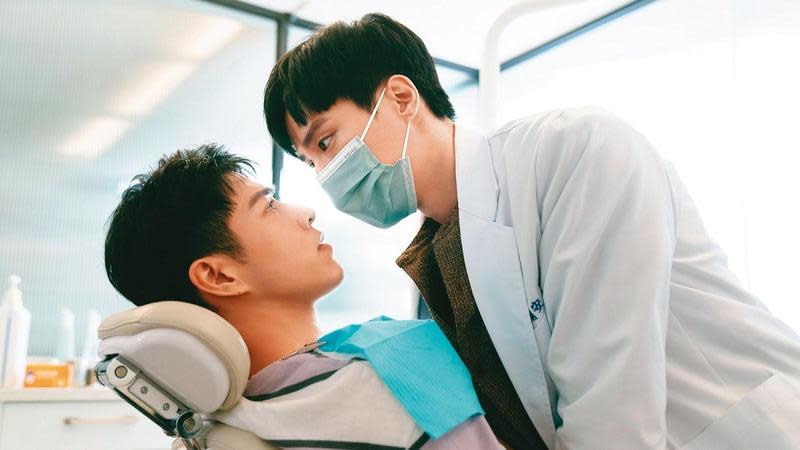 余晉（右）冷酷外型被相中飾演高冷牙醫，一雙電眼讓吳岳擎（左）戲裡戲外都難招架。（結果娛樂提供）