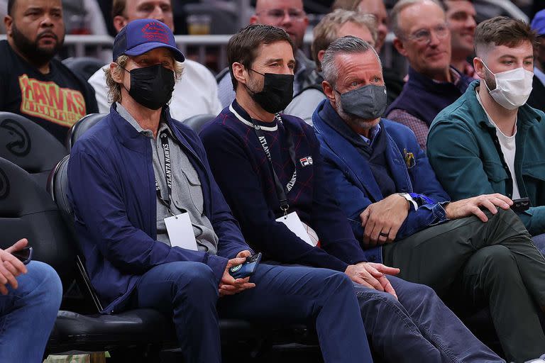 Los actores y hermanos Owen Wilson y Luke Wilson miran atentos un partido entre el Atlanta Hawks y el Houston Rockets en el State Farm Arena de Atlanta, en Georgia