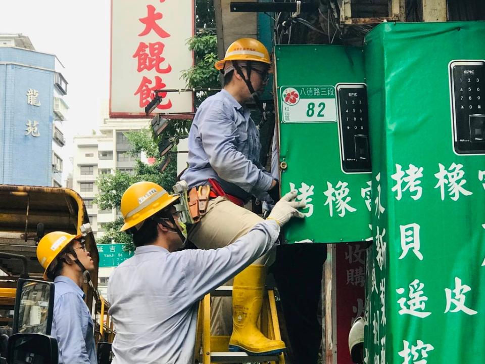 《圖說》台電第一時間派員現場搶修完成復電。〈台電台北市區處提供〉