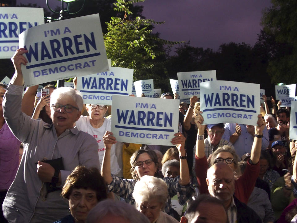 Senator Elizabeth Warren who is seeking the Democratic party nomination for president speaks to a crowd of supporter in New York City's Washington Square Park. Credit: Sonia Moskowitz/Globe Photos / MediaPunch /IPX