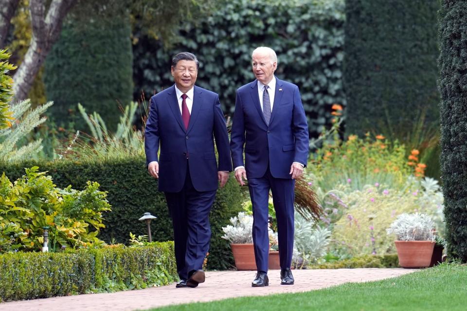 中國國家主席習近平（左）和美國總統拜登15日在加州費羅麗莊園散步。美聯社