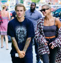 Dans l’épisode <em>The Wedding : Official Mr. & Mrs Bieber</em> de sa série <em>Seasons, </em>Justin Bieber se confie sur sa demande en mariage à Hailey Baldwin. Le chanteur révèle avec humour et tendresse qu’il n’était absolument pas serein au moment de franchir le pas, au cours de leurs vacances aux Bahamas en juillet 2018. "<em>Elle venait de descendre les escaliers et j’étais là, avec la bague. Je tremblais et je lui ai dit :</em> ‘Je t’aime depuis si longtemps, et je ne me vois avec personne d’autre. Je t’aime tellement et je veux passer le reste de ma vie avec toi. Veux-tu m’épouser ?’", raconte-t-il avec émotion. <em>(Photo by Gotham/GC Images via Getty Images)</em>